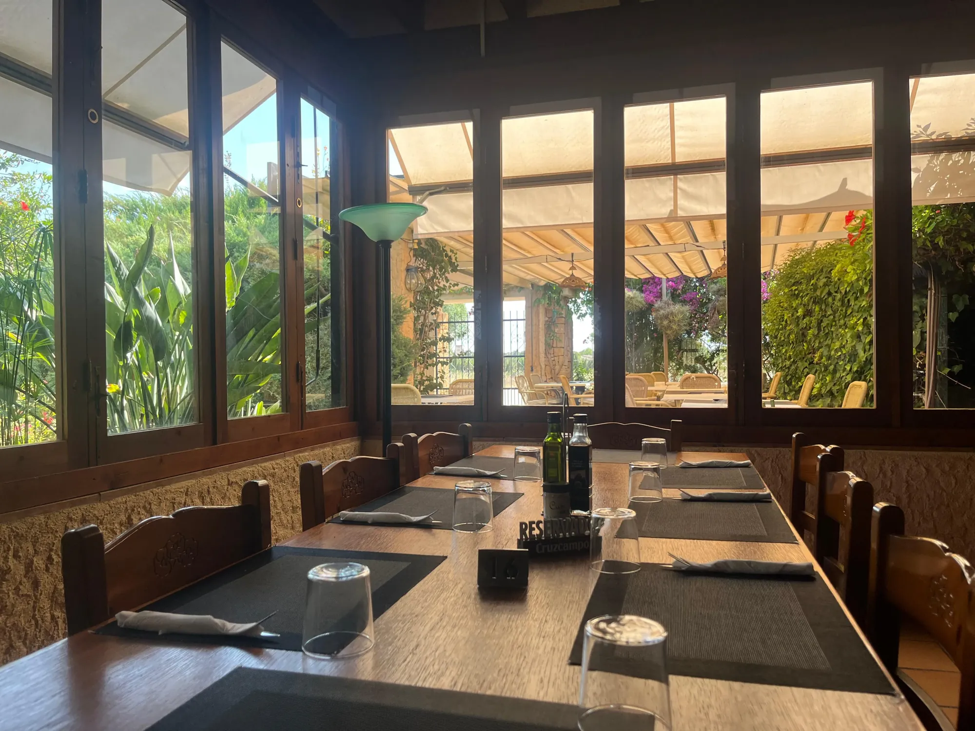 Comedor acristalado con vistas al jardín