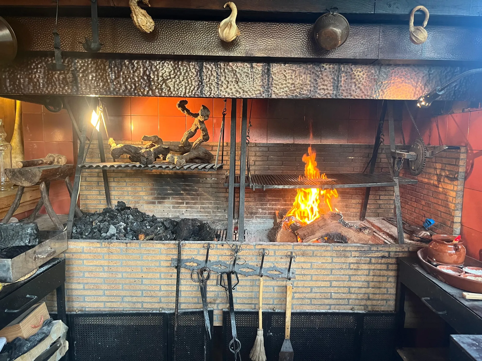 Parrilla de leña encendida en la cocina de Can Miraet
