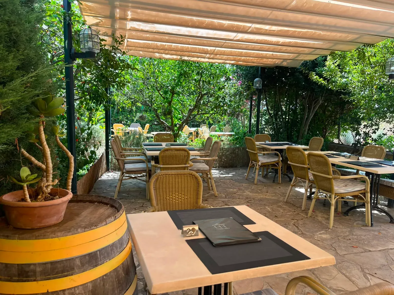 Mesa junto a una barrica en la terraza